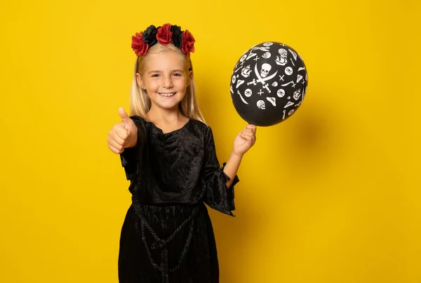 Siyah Elbiseli Küçük Bir Kızın Portresi Elinde Siyah Bir Balon — Stok fotoğraf