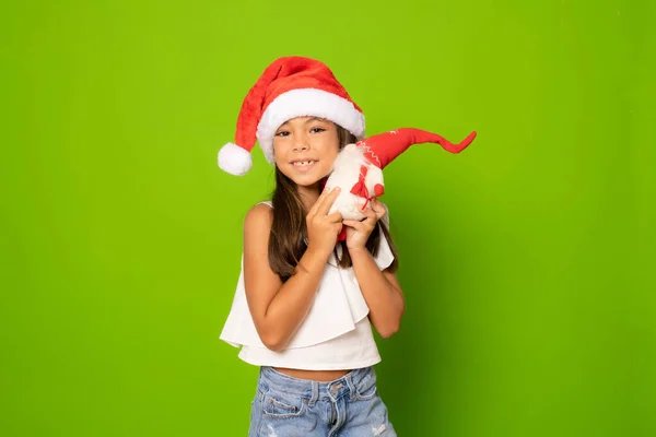 Menina Feliz Chapéu Santa Segurando Pequeno Brinquedo Papai Noel Isolado — Fotografia de Stock