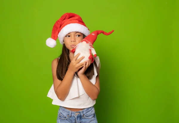 Happy Little Girl Santa Kapelusz Gospodarstwa Małe Santa Claus Zabawki — Zdjęcie stockowe