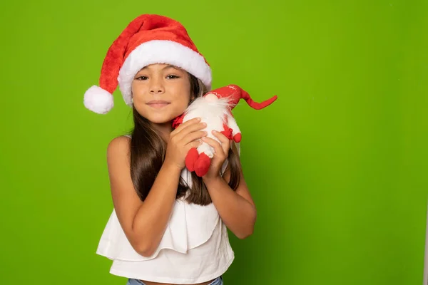Happy Little Girl Santa Kapelusz Gospodarstwa Małe Santa Claus Zabawki — Zdjęcie stockowe