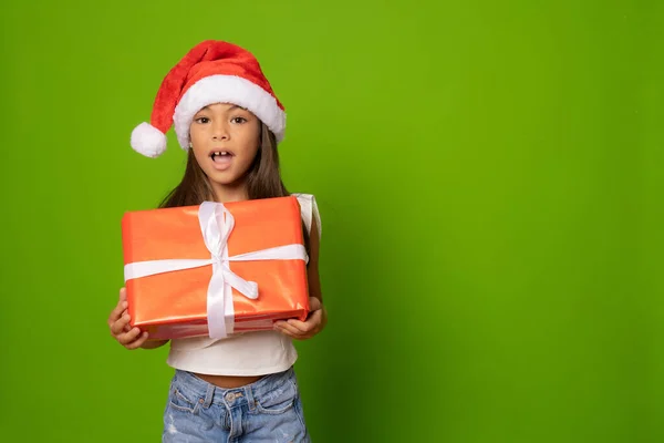 Glückliches Kleines Lächelndes Mädchen Mit Weihnachtsmütze Und Weihnachtsgeschenkschachtel — Stockfoto