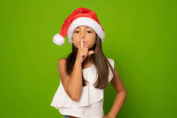 Menina Feliz Santa Chapéu Fazendo Gesto Silêncio Isolado Sobre Fundo — Fotografia de Stock