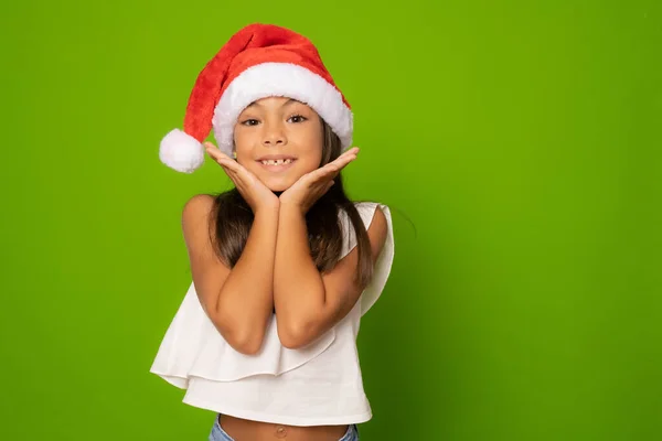 Menina Feliz Santa Chapéu Isolado Sobre Fundo Verde — Fotografia de Stock