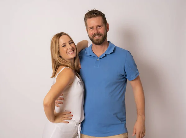 Retrato Casal Caucasiano Homem Mulher Roupas Casuais Sorrindo Isolado Sobre — Fotografia de Stock