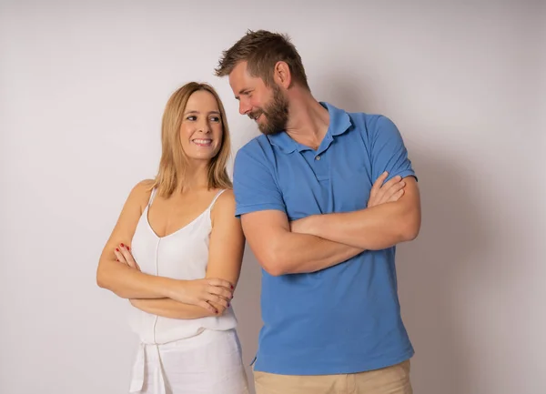 Retrato Casal Caucasiano Homem Mulher Roupas Casuais Sorrindo Para Outro — Fotografia de Stock