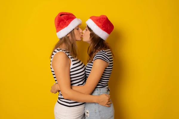 Mère Fille Embrassent Chapeau Père Noël Sur Fond Jaune Concept — Photo