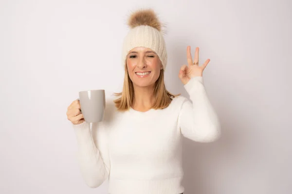 Mulher Loira Roupas Inverno Beber Uma Xícara Café Com Sinal — Fotografia de Stock