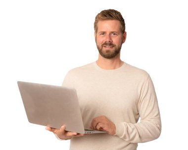 Elinde dizüstü bilgisayarla gülümseyen genç bir adam şeffaf bir arkaplanda kameraya bakıyor. PNG şeffaf.