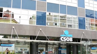 arabalar geçerken ile dış - csob (Çekoslovakya ticaret Bankası) - kentsel street bank