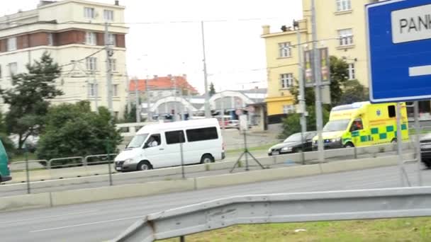 Passerar TUTNING ambulans på den livliga gatan med andra bilar — Stockvideo