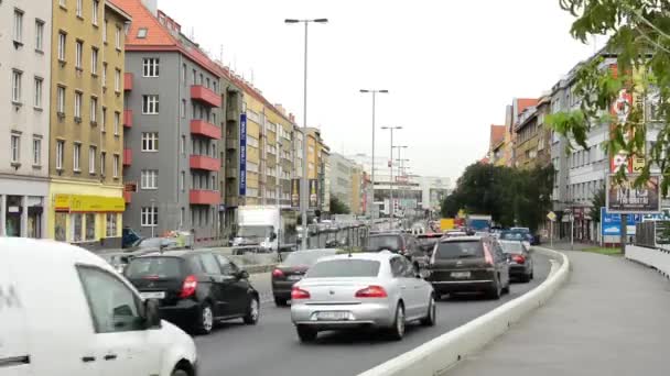 Stadtstraße mit vorbeifahrenden Autos im Zeitraffer — Stockvideo