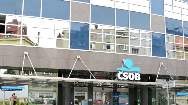 Bank exterior - CSOB (Czechoslovak Trade Bank) - urban street with passing cars — Stock Video