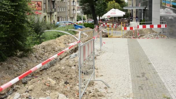 Naprawa samochodów miejskich ulic - bruk - z budynku i ludzi w tle — Wideo stockowe