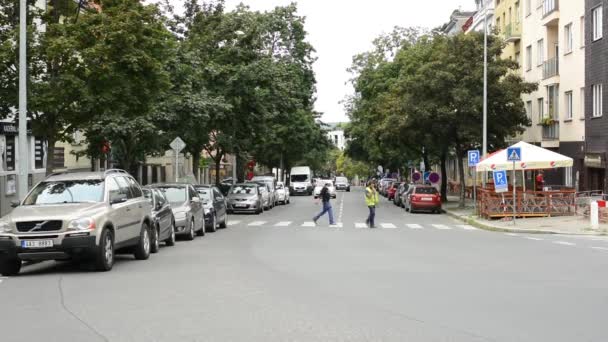 Stedelijke straat met auto's - wandelen mensen. bomen en gebouw. — Stockvideo