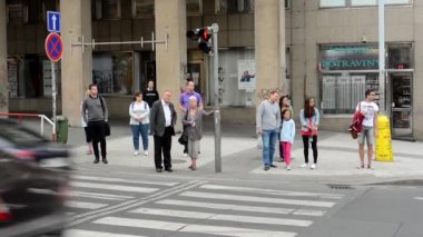 yayalar Trafik ışıklarında - yoğun kentsel Cadde ile şehir içinde araba bekliyor