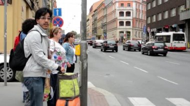 yayalar Trafik ışıklarında - yoğun kentsel Cadde ile şehir içinde araba bekliyor