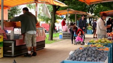 şehir ve insanlar ağaçlarıyla çiftçi market