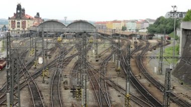 -Şehir (bina) ve araçların arka plan ile ana tren istasyonundan tren kalkar