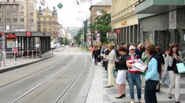 banliyö insan - insan gir ve tramvay - arka plan-timelapse içinde arabalar geçerken ile şehir (bina) dan kurtulmak