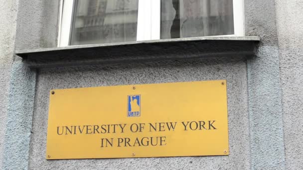 Signe sur le bâtiment avec fenêtre - Université de New York à Prague — Video