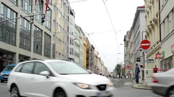 Városi utca, elhaladó autók, és a villamos - gyalogos átkelő: emberek gyaloglás — Stock videók