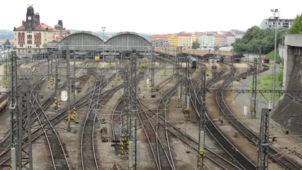 La gare principale avec le passage du train - ville (bâtiments) avec des voitures en arrière-plan - timelapse — Video