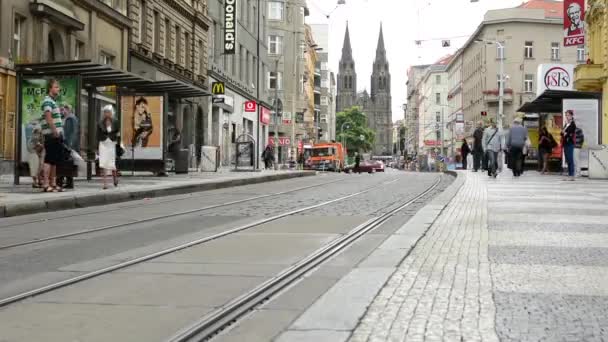通勤的人 — — 人们进去和下车从有轨电车的城市 （建筑物） 与过往车辆中背景-广告广告牌-游戏中时光倒流 — 图库视频影像