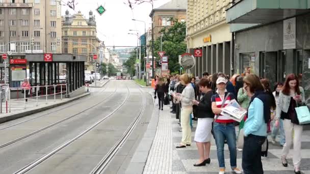 Κατόχων διαρκούς εισιτήριου ανθρώπους - άνθρωποι πάρει και να κατεβείτε από το τραμ - πόλη (κτιρίων) με διερχόμενα αυτοκίνητα σε φόντο-timelapse — Αρχείο Βίντεο