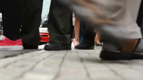 Pendlare människor - människor få och få bort från spårvagn - city (byggnad i bakgrunden) - detalj av ben — Stockvideo