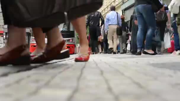 Podmiejskich ludzi - ludzi się i wysiąść z tramwaju - miasto (budynek w tle) - timelapse — Wideo stockowe