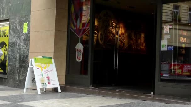 Starbucks-Café (außen) - Menschen gehen auf dem Bürgersteig — Stockvideo