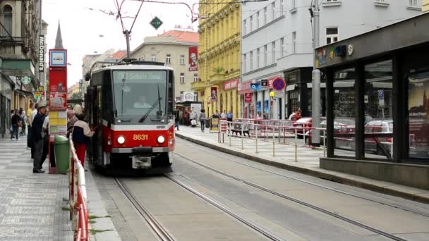 Banliyö insan - insan gir ve tramvay - city (bina) içinde geçmiş olsun — Stok video