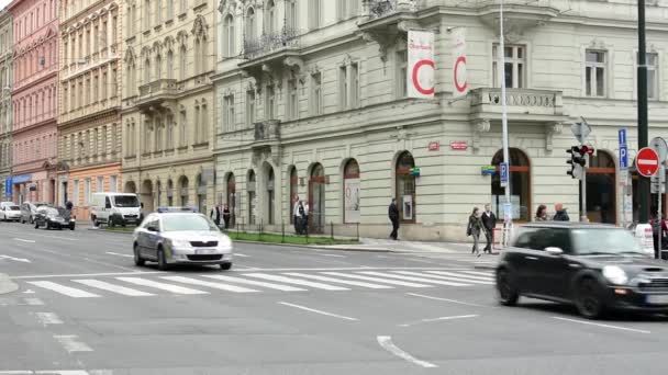 城市街与路过车辆和行人过路处： 人们走的建筑物在城市背景 — 图库视频影像