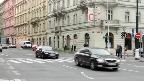 Calle urbana con coches de paso y paso peatonal: personas caminando - edificios en la ciudad en el fondo - timelapse — Vídeos de Stock