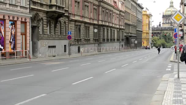 Urban street med forbipasserende biler: folk gå på fortovet bygninger i byen i baggrunden time-lapse – Stock-video