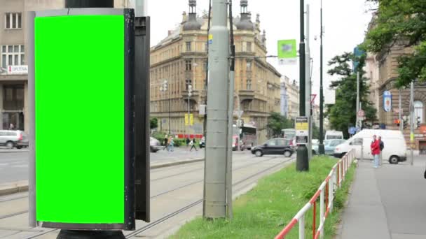 Cartelera - pantalla verde - calle urbana con coches de paso y tranvías y edificios - personas caminando - timelapse — Vídeo de stock