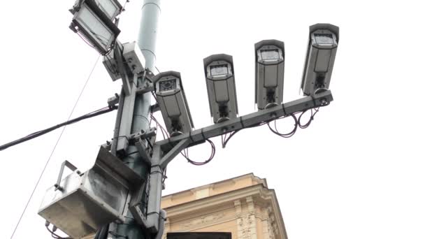 Quatre caméras de sécurité dans la rue - bâtiment en arrière-plan - nuageux — Video