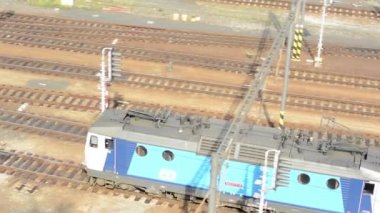 -Şehir (bina) ve otomobil ile ana tren istasyonundan tren kalkar