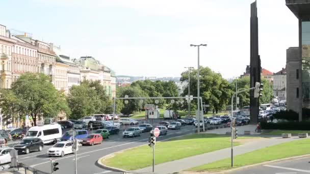 Şehir - arabalar - trafik jam - timelapse - doğa (ağaç) - mavi gökyüzü ile kentsel sokak - binalar — Stok video