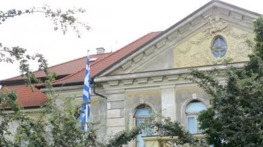 prague, Çek Cumhuriyeti - Yunan Büyükelçiliği ile ağaçları ve bulutlu gökyüzü