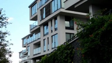 doğa ile modern - balkon - windows - mavi gökyüzü - bina çit