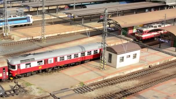 El tren llega a la estación principal de tren - panorama de la ciudad en el fondo — Vídeos de Stock