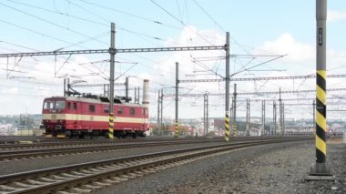 geçen - - şehir içinde belgili tanımlık geçmiş - bulutlu gökyüzü tren