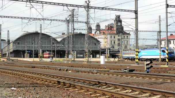 El tren llega a la estación principal de tren - ciudad (edificios) - líneas ferroviarias — Vídeo de stock