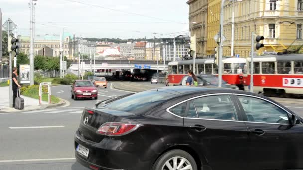 Міські вулиці з проїжджали автомобілів і трамваїв - місто (будівлі) на задньому плані - люди, що йдуть — стокове відео