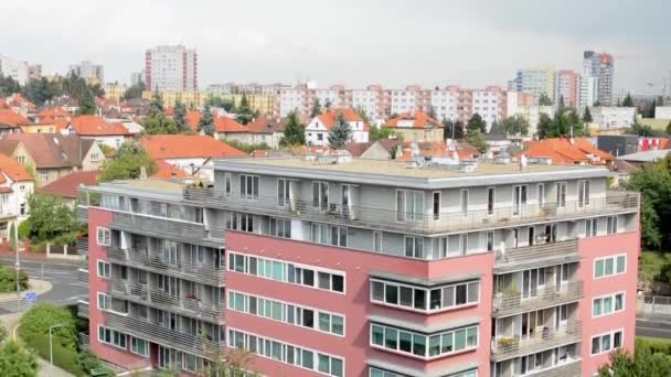 Ville (bâtiments) - bloc moderne d'appartements - ciel nuageux — Video