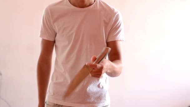 Mann trickst mit Küchenmesser — Stockvideo
