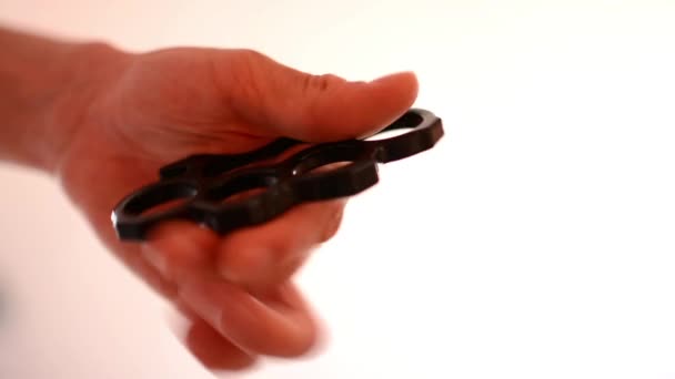 Colocando knuckle-espanador na mão — Vídeo de Stock