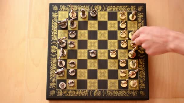 Schach - zwei Männer spielen ein Schach - Hände - Zeitraffer — Stockvideo