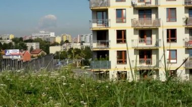 yeşil çimen ile şehir (binalar: yüksek katlı blok daireler) arka plan - mavi gökyüzünde